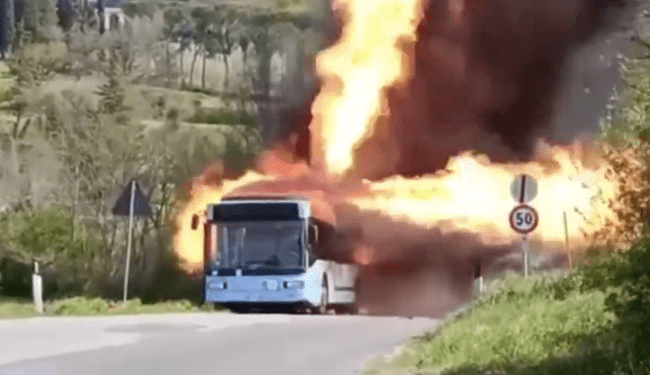 Bus elettrici o a gas liquefatto? Incendio recidivo oppure incendio a rischio esplosione? A voi la scelta